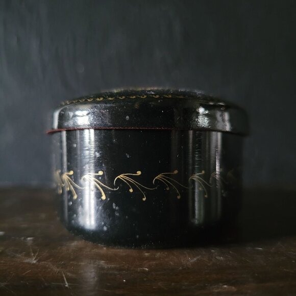 Vintage Hand-Painted Signed Russian Trinket Box, Enamel on Metal Box - Picture 9 of 10